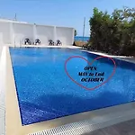 Front-row - Skyline Retreat - Pool Access Apartamento