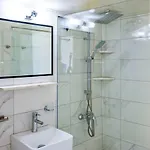 Front-row - Skyline Retreat - Pool Access Apartamento