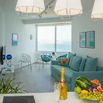 Front-row - Skyline Retreat - Pool Access Apartamento *