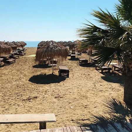 Daire Front-row - Skyline Retreat - Pool Access Larnaca