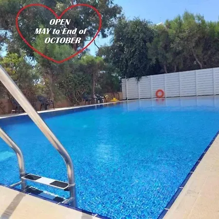 Luxury Penthouse 1br-seafront-seasonal Pool-central * Larnaca