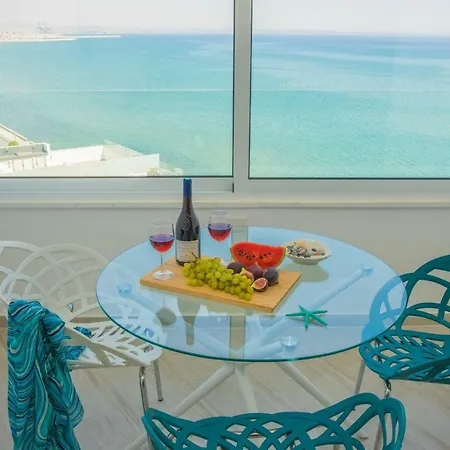 Luxury Penthouse 1br-seafront-seasonal Pool-central Larnaca