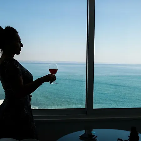 Front-row - Skyline Retreat - Pool Access * Larnaca