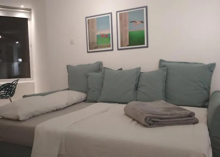 Front-row - Skyline Retreat - Pool Access 아파트 라르나카