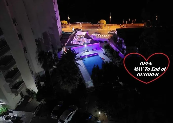 아파트 Front-row - Skyline Retreat - Pool Access *