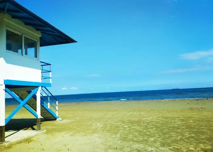 Front-row - Skyline Retreat - Pool Access 아파트 라르나카