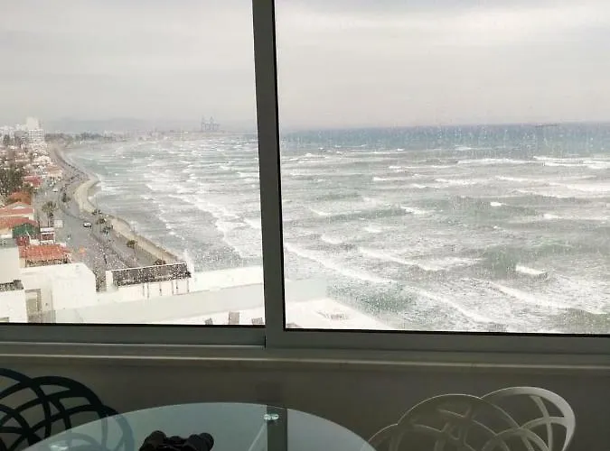 Front-row - Skyline Retreat - Pool Access * 라르나카