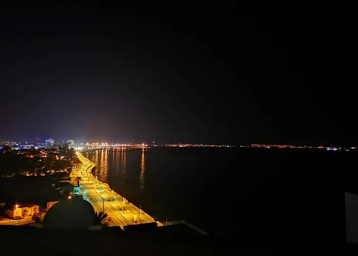 아파트 Front-row - Skyline Retreat - Pool Access 라르나카