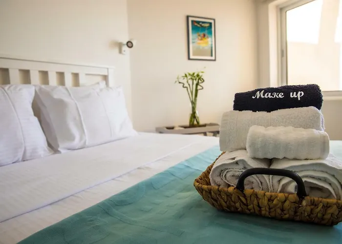 Front-row - Skyline Retreat - Pool Access 아파트