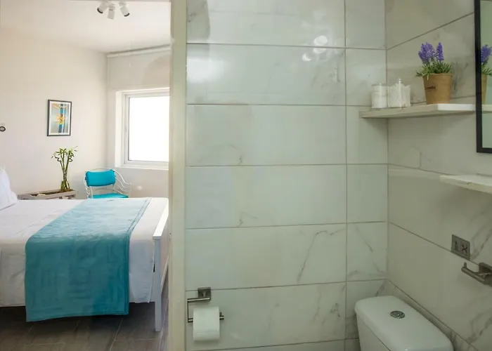 Front-row - Skyline Retreat - Pool Access 아파트