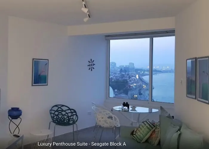 Front-row - Skyline Retreat - Pool Access 아파트 라르나카