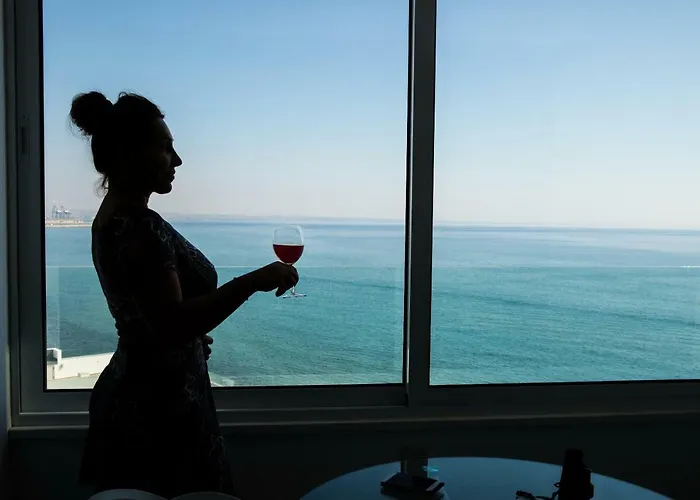 Front-row - Skyline Retreat - Pool Access * 라르나카