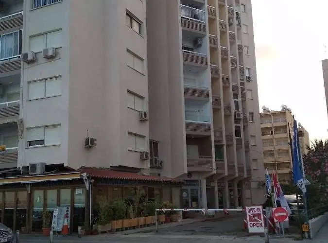 Front-row - Skyline Retreat - Pool Access 아파트