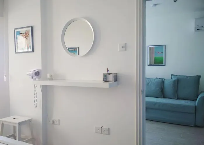 Front-row - Skyline Retreat - Pool Access 아파트