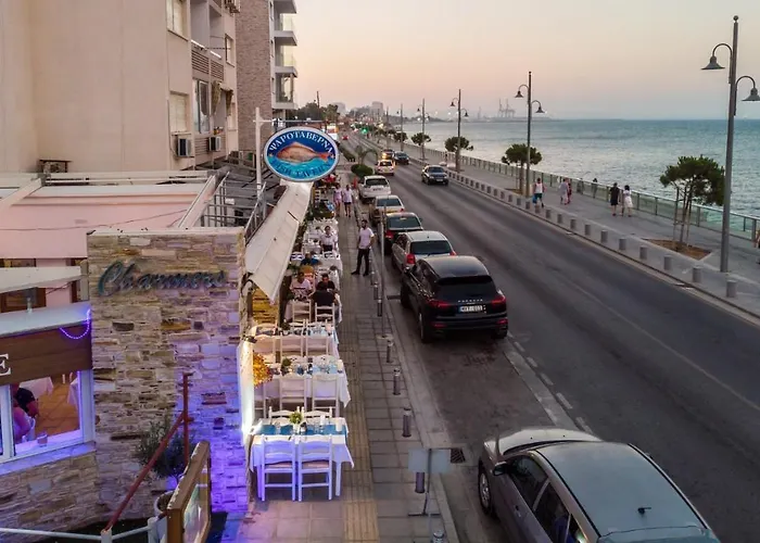 아파트 Front-row - Skyline Retreat - Pool Access 라르나카