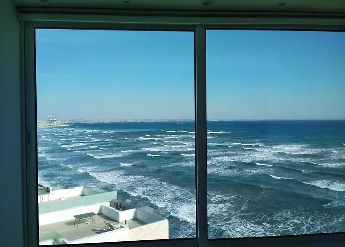 Front-row - Skyline Retreat - Pool Access 라르나카