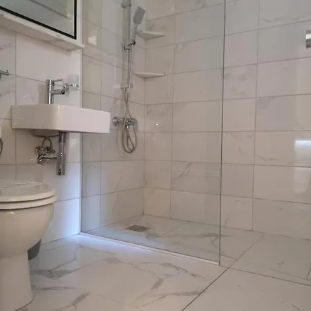 Luxury Penthouse 1br-seafront-seasonal Pool-central Apartament Larnaca
