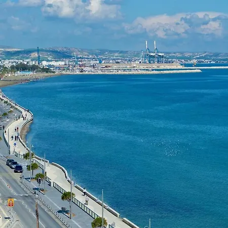 Luxury Penthouse 1br-seafront-seasonal Pool-central Larnaca