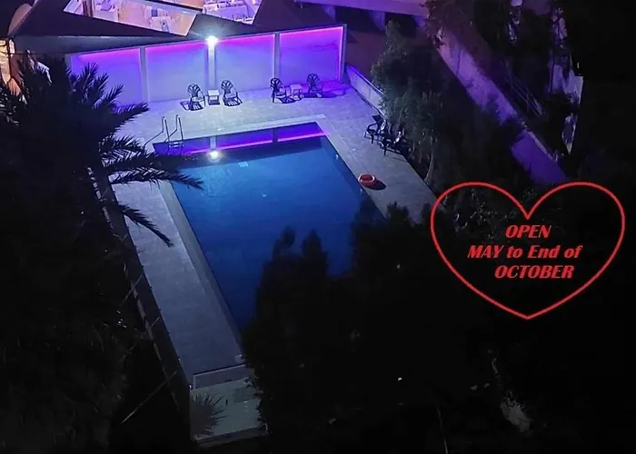 Front-row - Skyline Retreat - Pool Access アパート ラルナカ