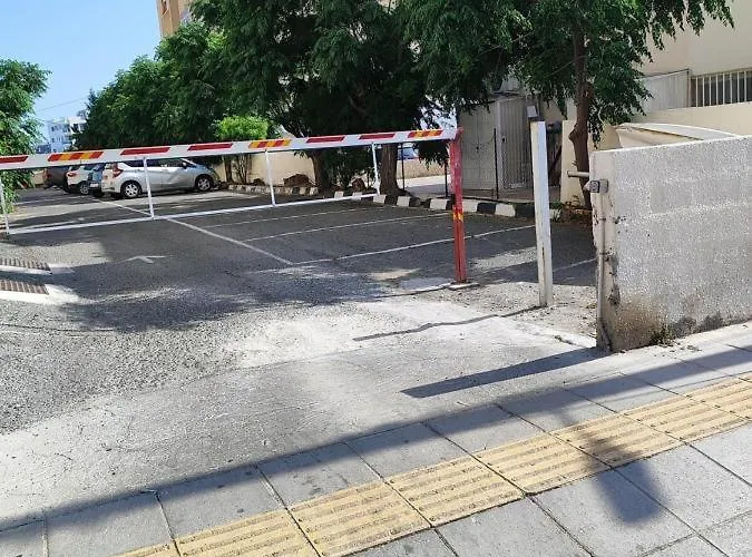 アパート Front-row - Skyline Retreat - Pool Access ラルナカ