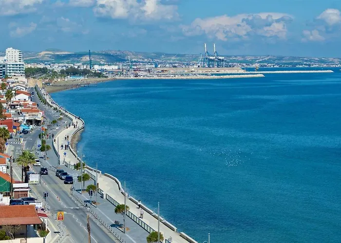 Front-row - Skyline Retreat - Pool Access Larnaca