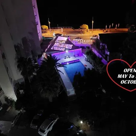 Apartment Front-row - Skyline Retreat - Pool Access *