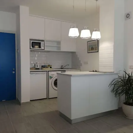 דירה Front-row - Skyline Retreat - Pool Access לרנקה