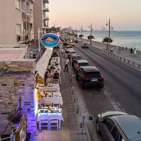 Apartment Front-row - Skyline Retreat - Pool Access Larnaca