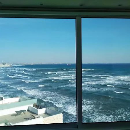Front-row - Skyline Retreat - Pool Access Larnaca